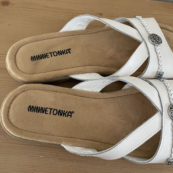 Minnetonka White Leather Boho Sandals Size 10 Silver Hardware Slip On Comfort - Picture 8 of 11